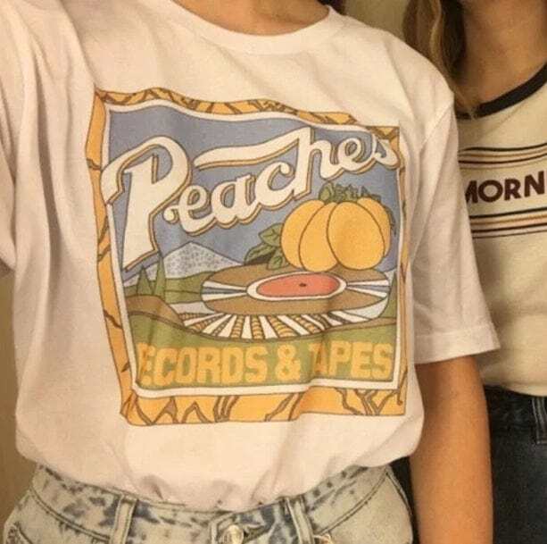 Retro Peaches Y2K T-Shirt: Trendy 90s Summer Outfit Essential