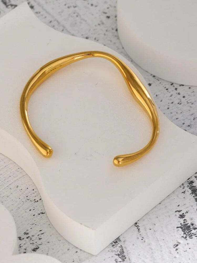 Y2K Gold Bangle Bracelet: Retro 90s Fashion Accessory for Summer Outfits