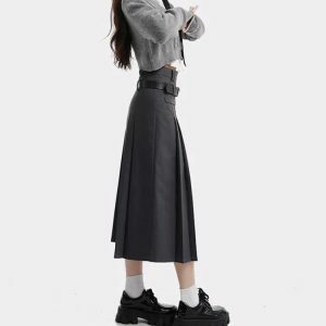 Y2K Pleated Midi Skirt: Trendy Summer Outfit for Retro Vibes