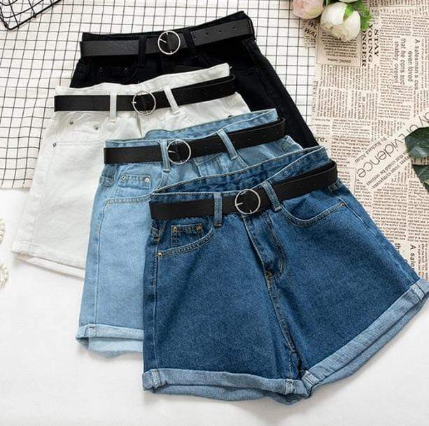 Y2K Vintage Style Shorts: Trendy Summer Outfit for Retro Vibes